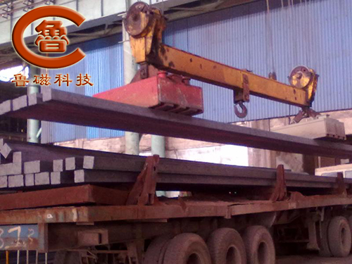 吊方坯用起重電磁鐵.jpg 吊方坯用起重電磁鐵.jpg